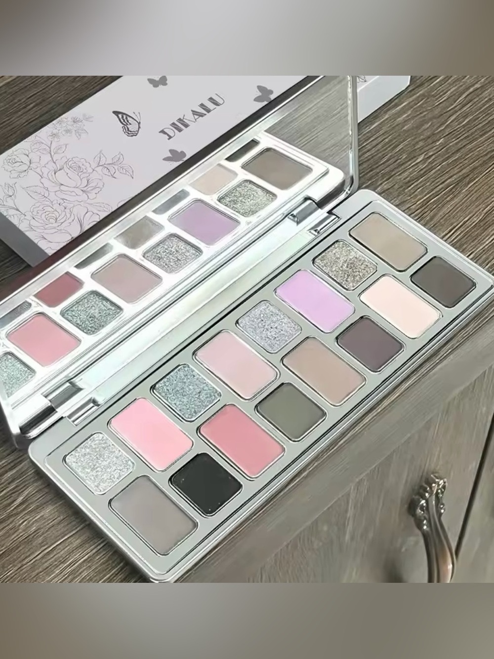 New Women Makeup Eyeshadow Palette in Pink & Silver Shades